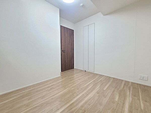 白を基調とした壁面にダークトーンの建具が映える、シンプルで洗練された落ち着きのある空間です。