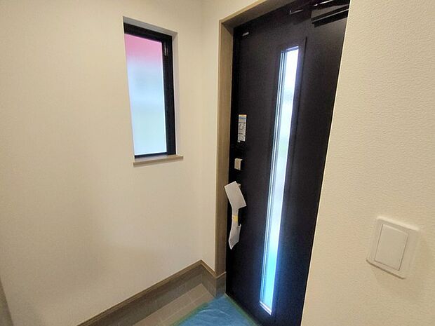 落ち着いた色合いの建具が引き立つ、シンプルで洗練された空間デザインが日々の帰宅を心地よく迎えます。 