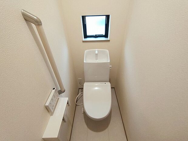 今すぐということはなくとも、いずれはお世話になるお手洗いの手すり付き。もちろんウォシュレットも付いてます。 