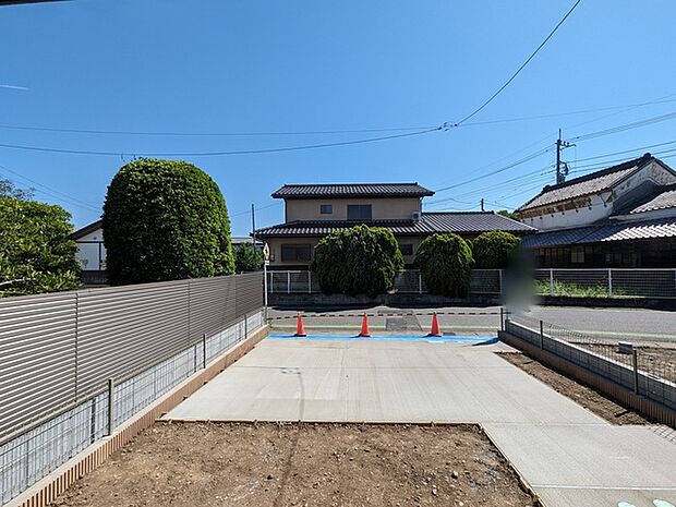 季節のお花を少し楽しむのにちょうどいいサイズのお庭です。  