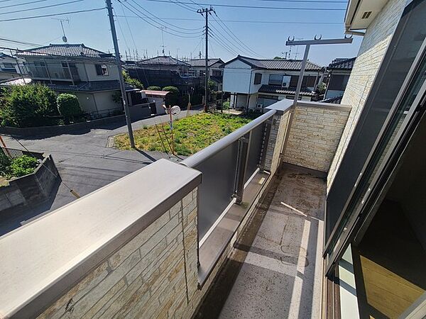 空が広く見渡せる開放的な空間で、周辺の街並みを穏やかに眺めながら心地よい風を感じることができます。
