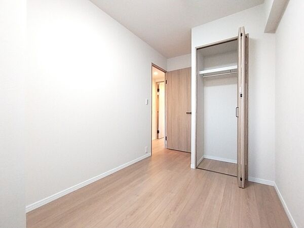今からここを誰のお部屋にしようか、そんな洋室。