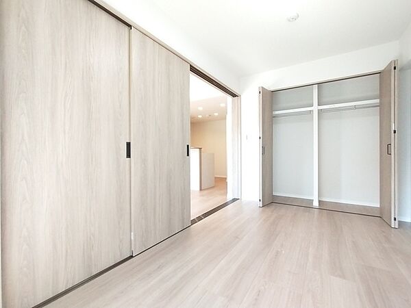 たっぷりの陽光と、心地よい風が舞い込みます。
