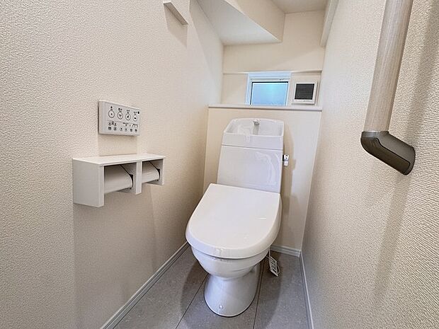今すぐということはなくとも、いずれはお世話になるお手洗いの手すり付き。もちろんウォシュレットも付いてます。 
