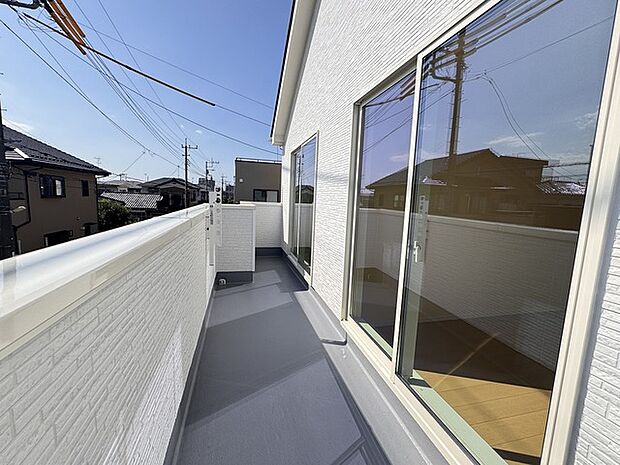 らくらくお洗濯を助ける広いバルコニー。 