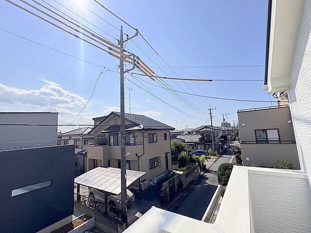住宅街の中の一戸建て、あたりはほとんど住宅です。 