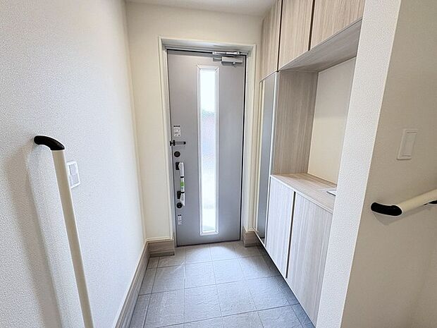 新築の木の匂いのする室内。写真では伝わらないので、ぜひ現地でお確かめください。