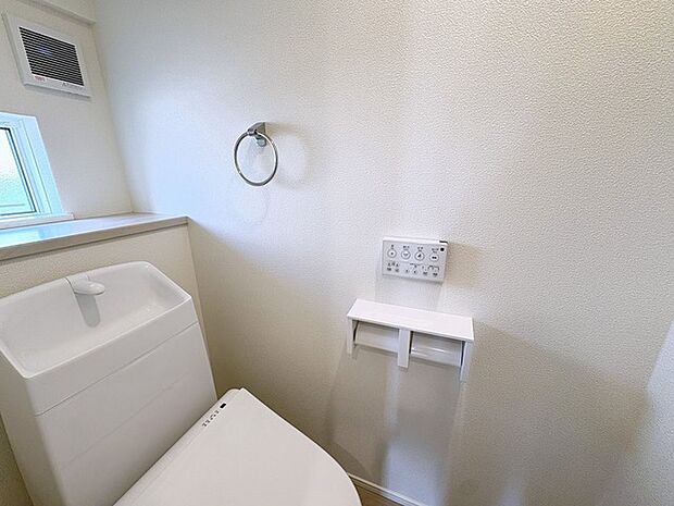ウォシュレット機能付き。憩いの場としてひそかに注目度の高いお手洗いにもご注目ください。