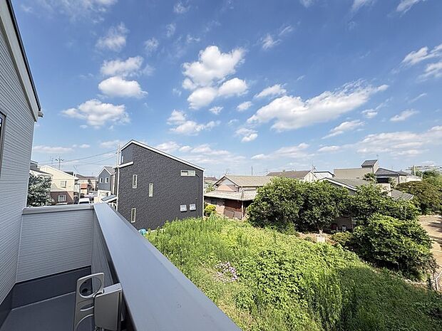 ゆったりとした緑地の多い立地ならでは!緑に包まれた環境です。