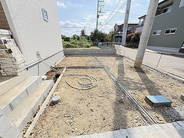 駐車場は2台まで駐車可能。マイカーの車幅もお確かめください。