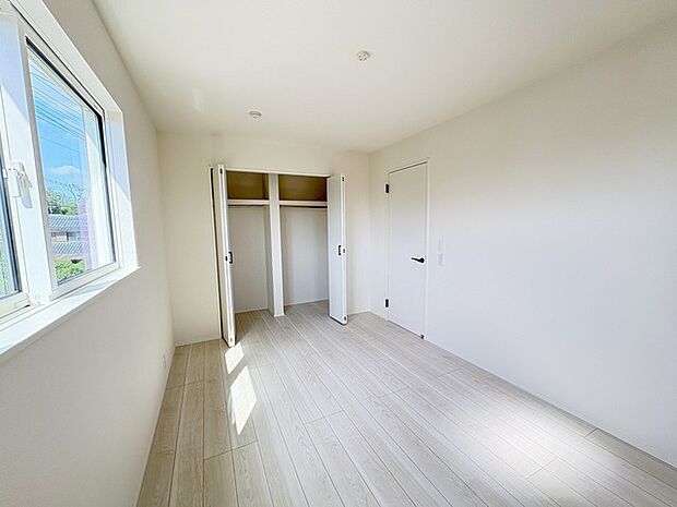 今からここを誰のお部屋にしようか、そんな洋室。大きさは6.7帖です。