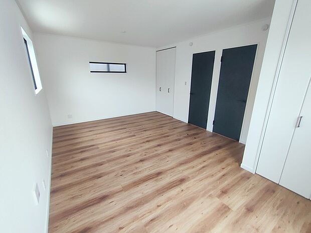 将来的には間仕切りして2部屋に変更可能な洋間。成長に合わせた間取り変更が可能なタイプ。