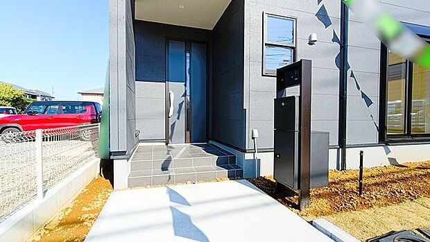 アプローチからの玄関がおしゃれな住宅。出発も帰宅も楽しみになるかも。