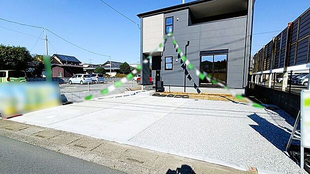 出し入れしやすい並列駐車場(3台可)が嬉しい住まい。