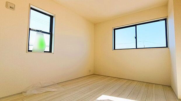 新築の木の匂いのする室内。写真では伝わらないので、ぜひ現地でお確かめください。