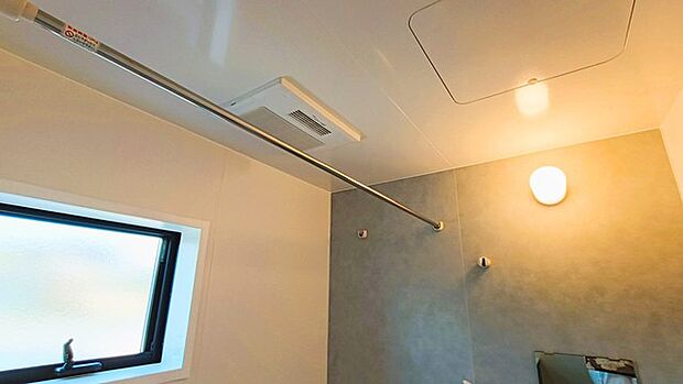 空気もこもらず、いつもクリーンな浴室乾燥機付。