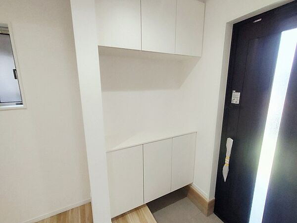玄関を開けたらシューズボックス、使いやすい配置です。