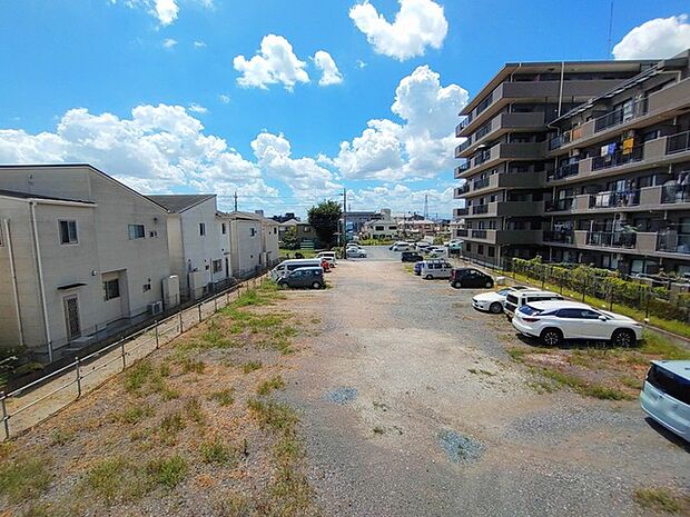 閑静な住宅地で、小さなお子様がいるご家族にも安心。 