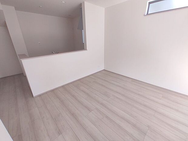 新築の木の匂いのする室内。写真では伝わらないので、ぜひ現地でお確かめください。