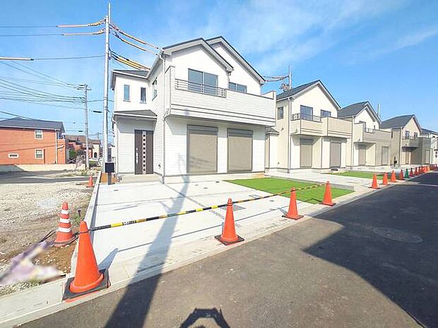 前面道路は歩道も整備され、小さなお子様にも安心です。 