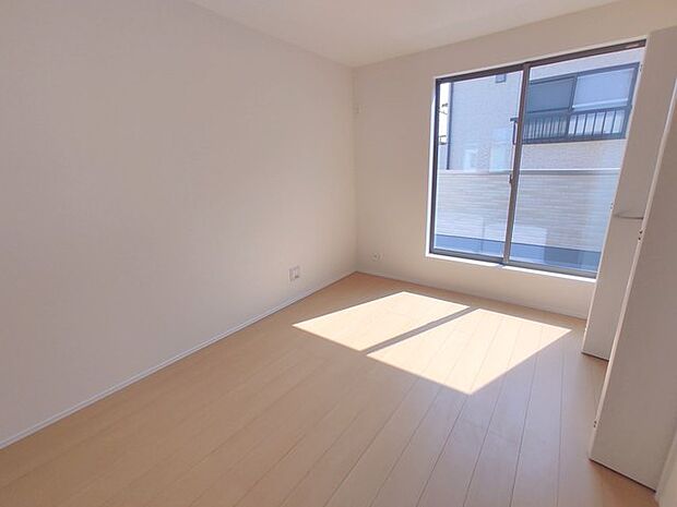 住宅街の2階南向きのお部屋、日当たりはご覧のとおり良好です。