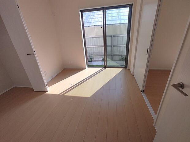 たっぷりの陽光と、心地よい風が舞い込みます。
