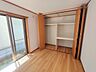 洋室：大事な日当たりは、大きな窓から。誰のお部屋にしましょう。 