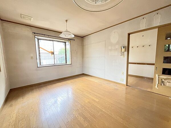 日中の柔らかな明るさが室内を穏やかに満たし、ゆったりとした時間の流れを感じさせる落ち着いた空気。