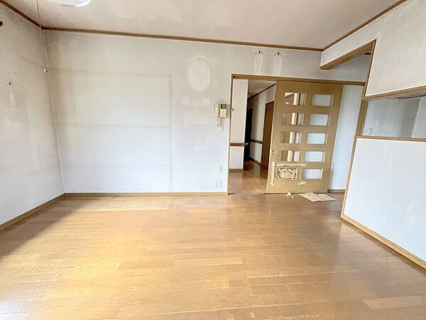ナチュラルな木目とシンプルな空間が調和し、日々の暮らしに自然と馴染む穏やかな雰囲気です。