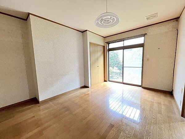 木目のぬくもりを感じる素朴な雰囲気。すっきりとしたシンプルな設計で、自分らしい暮らしを描ける一室です。