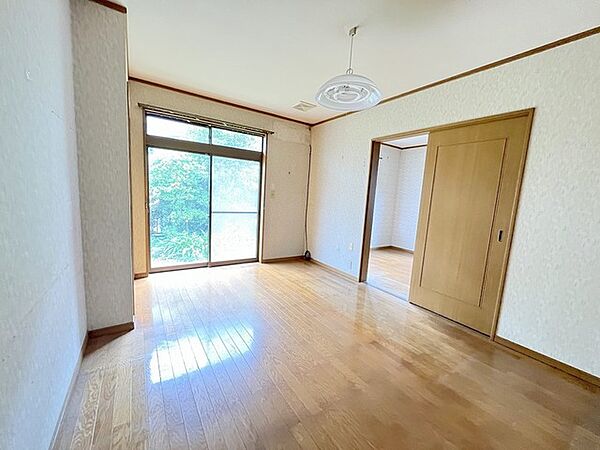 窓の外には緑の気配を感じ、お部屋の隅々まで明るい雰囲気が広がるゆとりのある空間です。