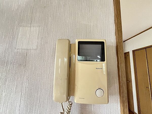 お一人の時でも安心のモニター付きインターホン