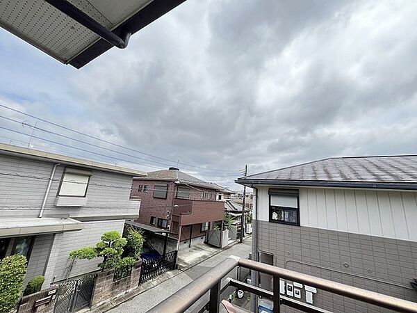 住宅街の中の一戸建て、あたりはほとんど住宅です。