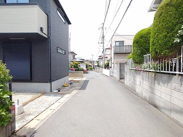 幅員こそやや狭くても、その分交通量が少なくて安心。 