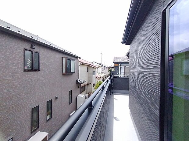 南向きバルコニーでお洗濯ものはいつもカラッと乾きます。 