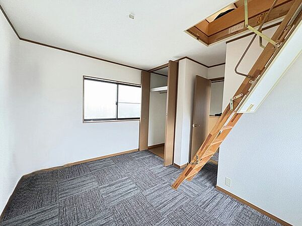 今からここを誰のお部屋にしようか、そんな洋室。大きさは6帖です。