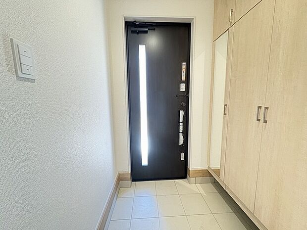 穏やかな明るさが空間に奥行きをもたらし、住まいの第一印象を上品に整えてくれます。