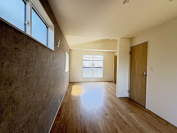 将来的には間仕切りして2部屋に変更可能な洋間。成長に合わせた間取り変更が可能なタイプ。