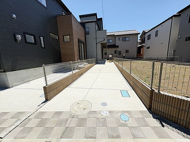 駐車場は縦列駐車で2台まで可。車幅や配置を現地でご確認ください。