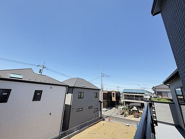 あたりには住宅を中心とした建物が広がります。