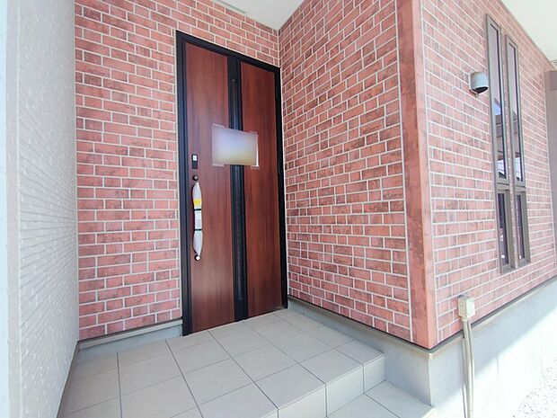 ポーチのついた新築分譲物件。玄関の印象はいかがでしょうか?入口からご覧ください。