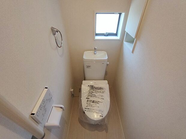 注目度の高いお手洗い。ちゃんとウォシュレット機能ついてます。 