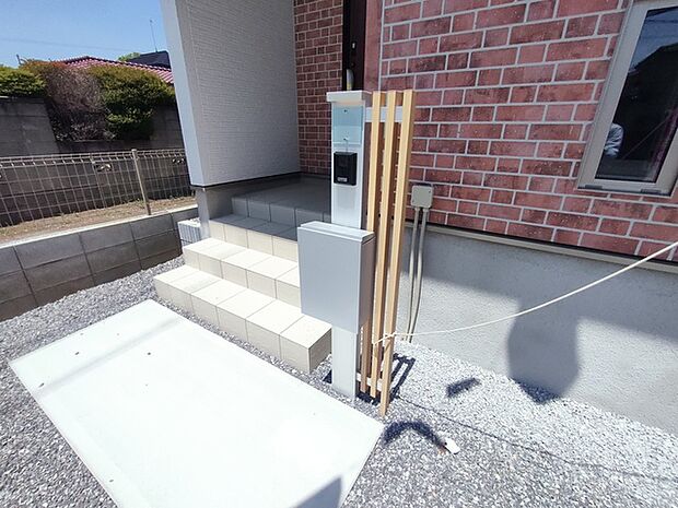 ポスト、表札、インターホンを兼ねる機能門柱。シンプルな外観で容量のあるポストです。