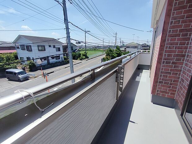 南面に広がるワイドバルコニー、明るい空間でのびのび過ごせるプランです。