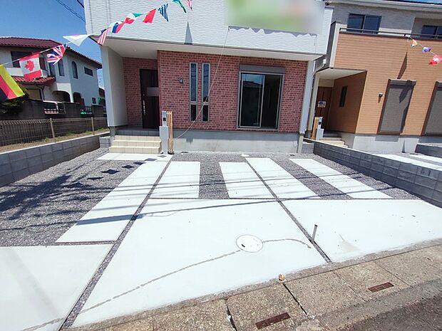 セカンドカーにも便利、駐車2台可の敷地。