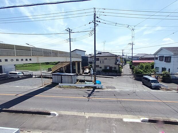 前面の住まいとの距離感があるから、圧迫感を感じません。