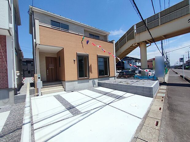 セカンドカーにも便利、駐車2台可の敷地。