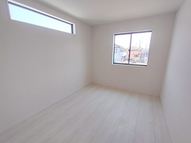 今からここを誰のお部屋にしようか、そんな洋室。大きさは6帖です。