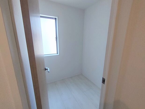 こちらはS(サービスルーム)表記のお部屋。見た目や使い方は通常の洋室と同じです。