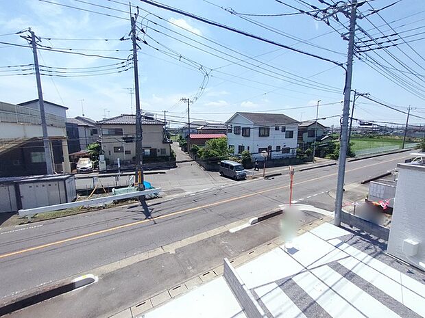 前面の住まいとの距離感があるから、圧迫感を感じません。 